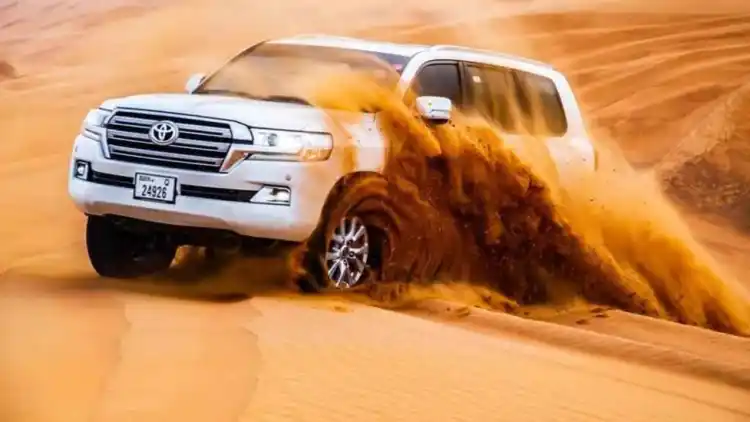 Toyota Land Cruiser… the desert legend that transformed into a luxury SUV without forgetting its roots.